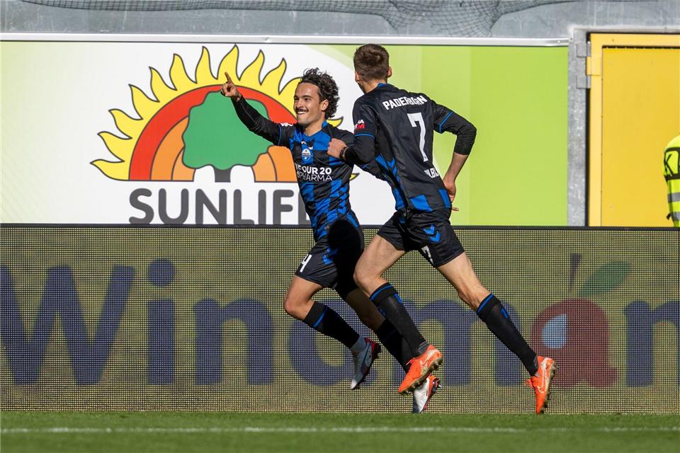 Tigges sichert Paderborner Sieg in packendem Derby Baur (l) eröffnete den Torreigen für Paderborn.David Inderlied/dpa