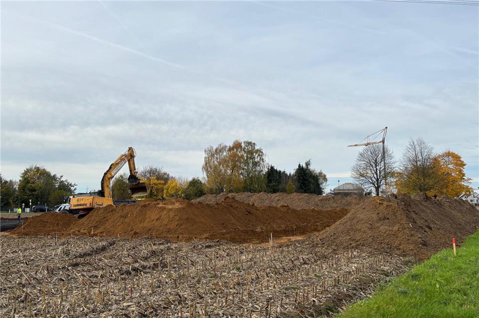 Baustart des neuen Wertstoffhofs in Heiden an der Siemensstraße: Zunächst wird der Mutterboden abgetragen.