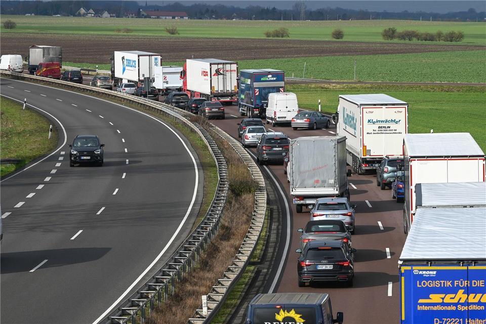 Baustellen auf wichtigen Strecken wie der A36 und A38 könnten die Fahrt für Reisende zusätzlich verzögern. (Archivbild) Heiko Rebsch/dpa
