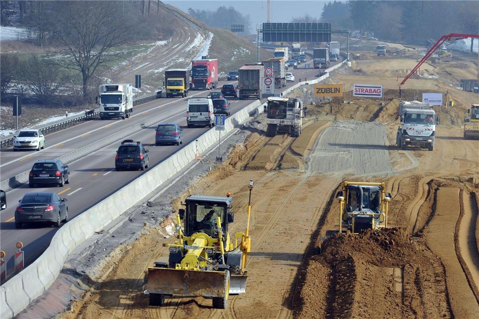 Baustellen erfordern nicht nur von Autofahrern viel Geduld, sie kosten auch viel Geld. (Archivbild)Stefan Puchner/dpa