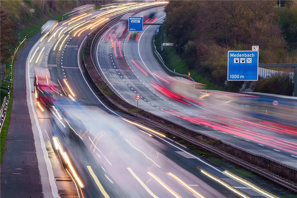 Baustellen sorgen zum Ferienende für Verzögerungen auf Hessens Straßen. (Archivbild)Andreas Arnold/dpa