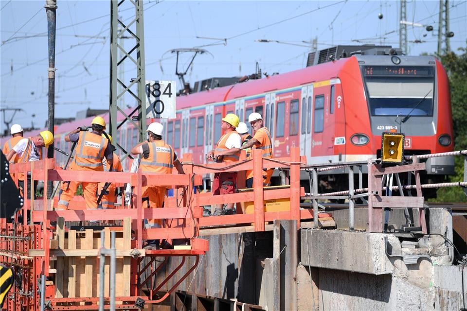 Baustellen verursachen laut S-Bahn-Chef mehr als die Hälfte der Ausfälle bei S-Bahnen im Rhein-Main-Gebiet. (Archivbild)Arne Dedert/dpa