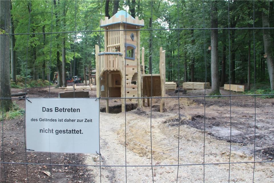 Baustellengelände im Raesfelder Tiergarten mit Kletter-Schlossturm aus Holz im Zentrum.