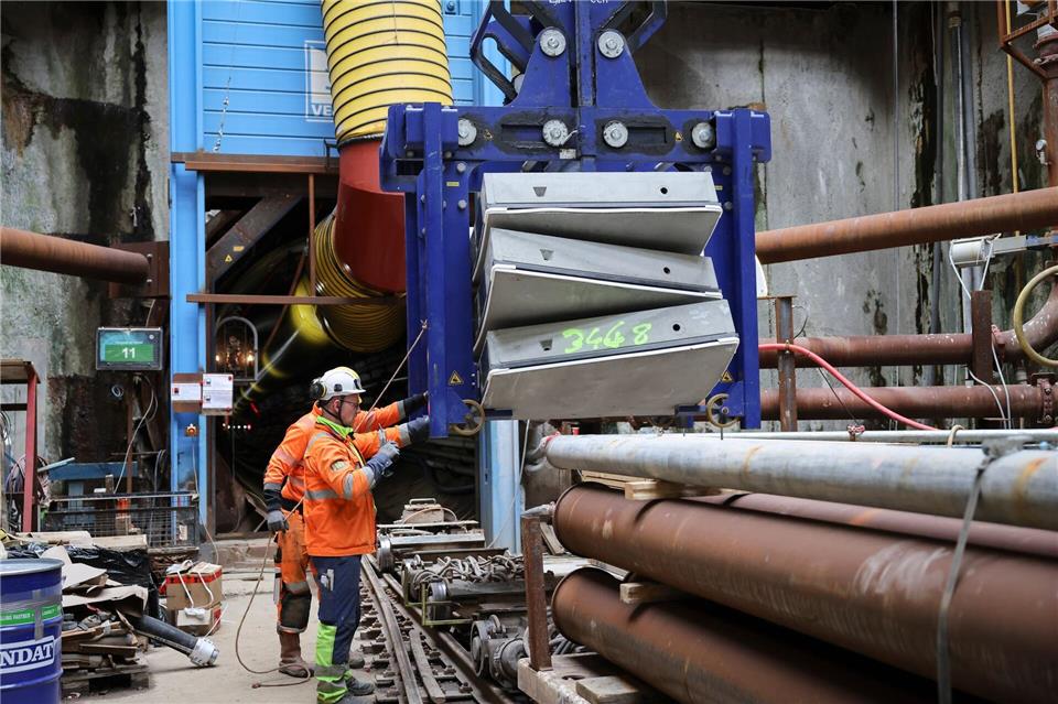Bauteile für den Tunnel werden auf eine Bahn verladen. (Foto-Produktion)Christian Charisius/dpa