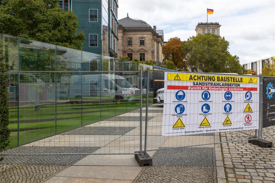 Bauzaun und Bretter – am Kunstweg „Grundgesetz 49“ wird gebaut. Soeren Stache/dpa