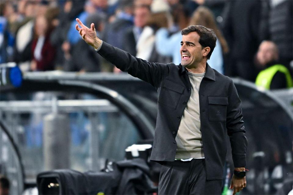 Bayer-Coach Carles Martínez feiert mit seiner Mannschaft den vierten Sieg in Folge.Jakub Kaczmarczyk/PAP/dpa