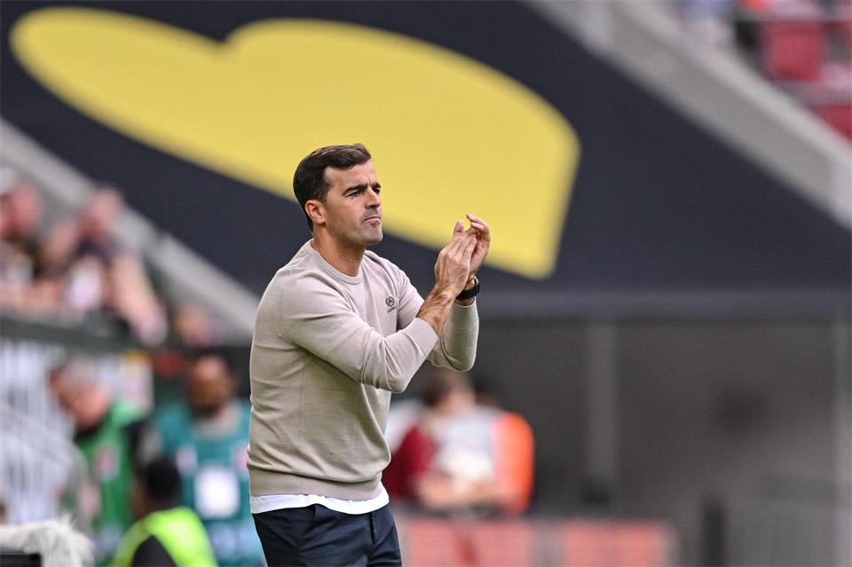Bayer-Coach Carles  Martínez  sah den verdienten Ausgleich seiner Mannschaft.Harry Langer/dpa