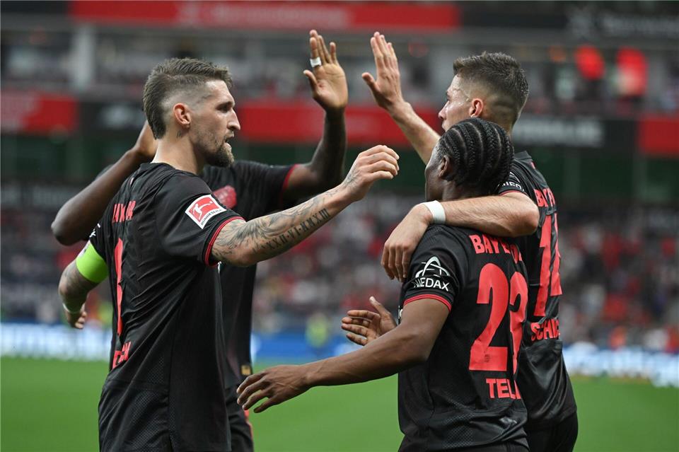 Bayer Leverkusen bejubelte gegen RB Leipzig einen wichtigen Sieg im Kampf um die Champions-League-Teilnahme. Fabian Strauch/dpa