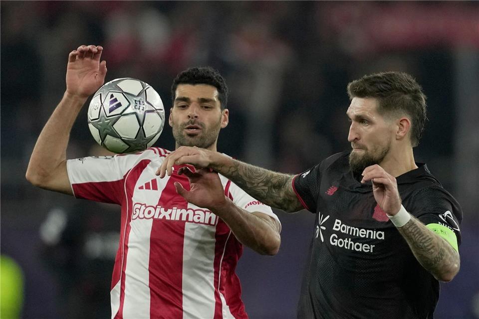 Bayer Leverkusen um Kapitän Robert Andrich (r) ist erneut bei Olympiakos Piräus gefordert. (Archivbild) Thanassis Stavrakis/AP/dpa