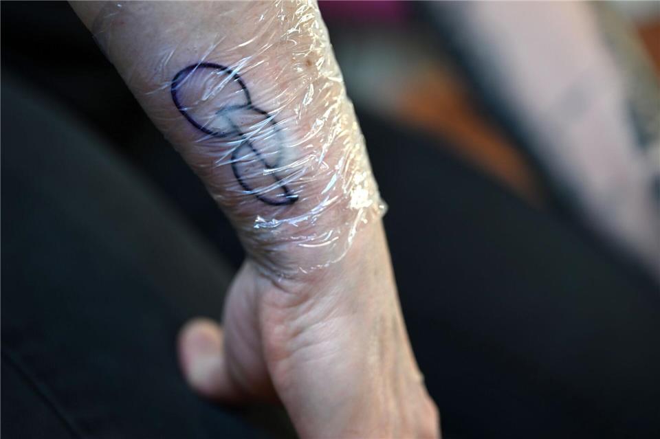 Bayer Leverkusen lädt zu Organspende-Tattoo ein Bayer Leverkusen wirbt mit einer Tattoo-Aktion für Organspende. (Archivfoto)Pia Bayer/dpa