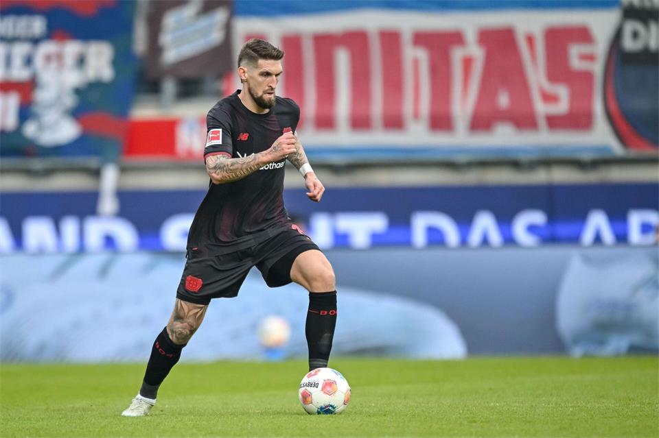 Bayer-Trainer Carles Martínez rechnet damit, dass Robert Andrich nach der Geburt seines dritten Kindes am Sonntag gegen Hoffenheim wieder bereitsteht. (Archivbild) Harry Langer/dpa