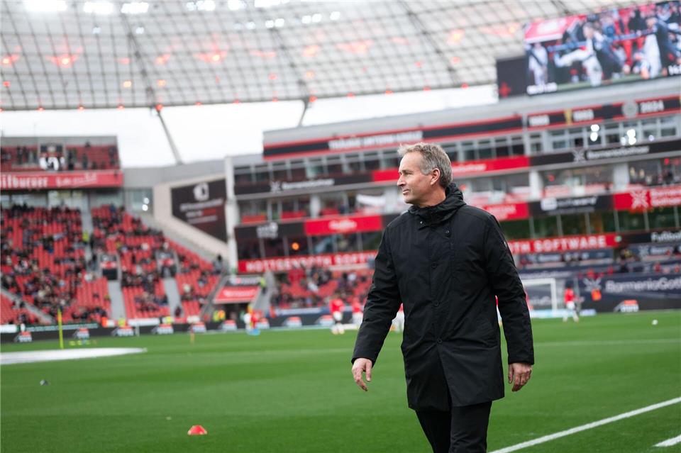 Bayer-Trainer Kasper Hjulmand lässt nicht nur die Torwartfrage vor dem Pokalspiel offen. (Archivbild) Marius Becker/dpa