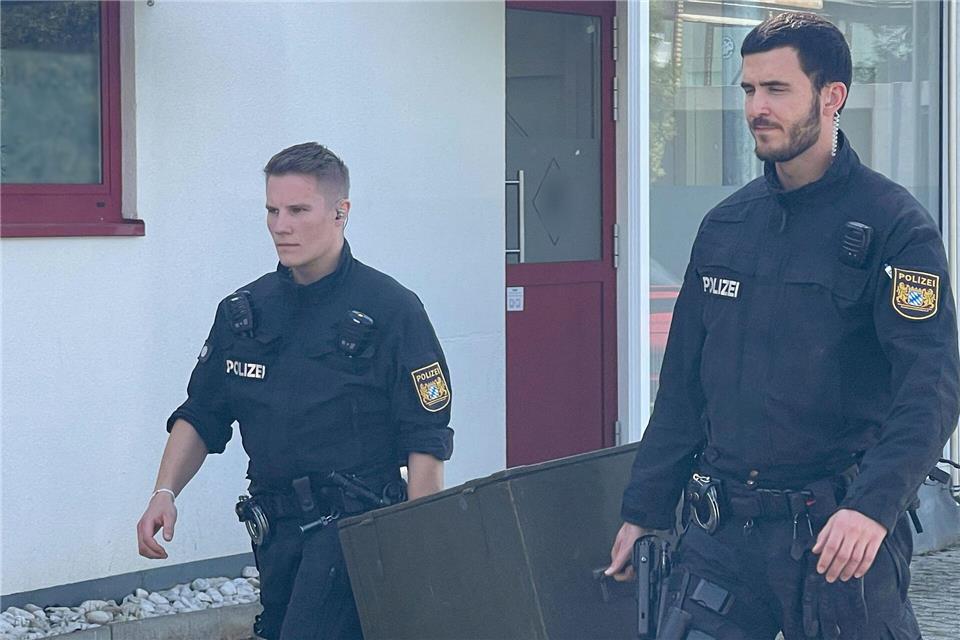 Bayerische Ermittler durchsuchten das weitläufige Grundstück am Dienstagmorgen.-/Bayerisches Landeskriminalamt/dpa