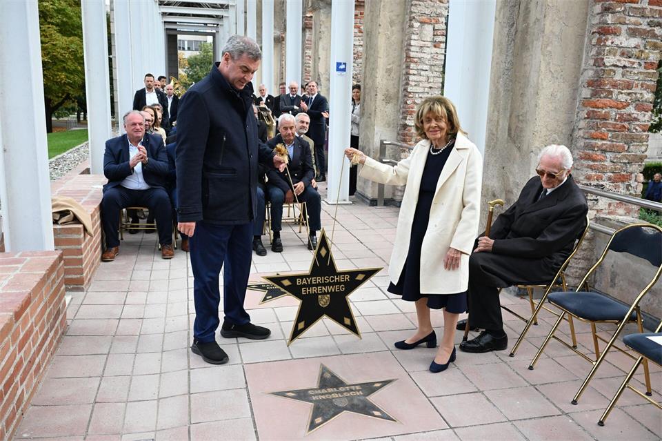 Bayerischer Ehrenweg: Markus Söder und Charlotte Knobloch enthüllen den ersten Stern.Felix Hörhager/dpa