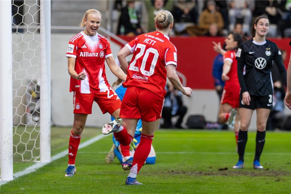 Bayern-Ass Pernille Harder (l.): wieder Jubel gegen Wolfsburg? (Archivbild) Ulrich Gamel/dpa