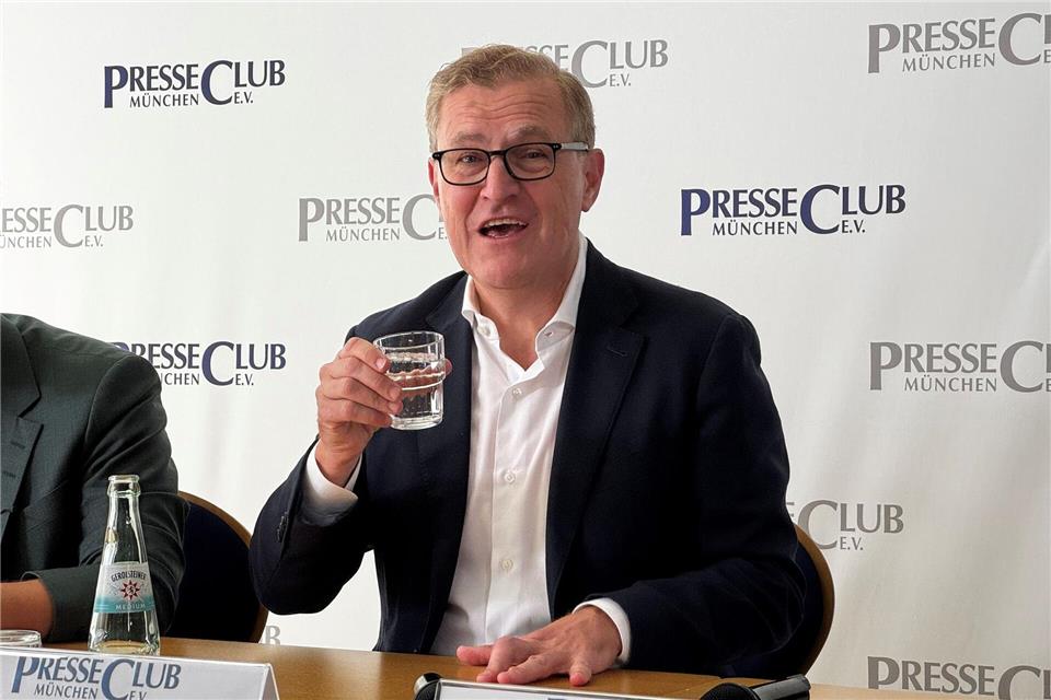 Bayern-Boss Jan-Christian Dreesen erklärt, warum der Asien-Trip wichtig ist. (Archivbild)Christian Kunz/dpa