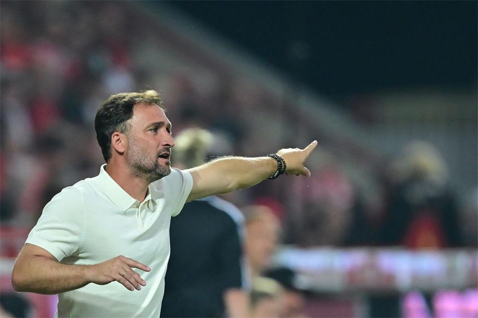 Bayern-Coach Barcala sieht noch Verbesserungspotenzial bei den Münchnerinnen. Sebastian Christoph Gollnow/dpa