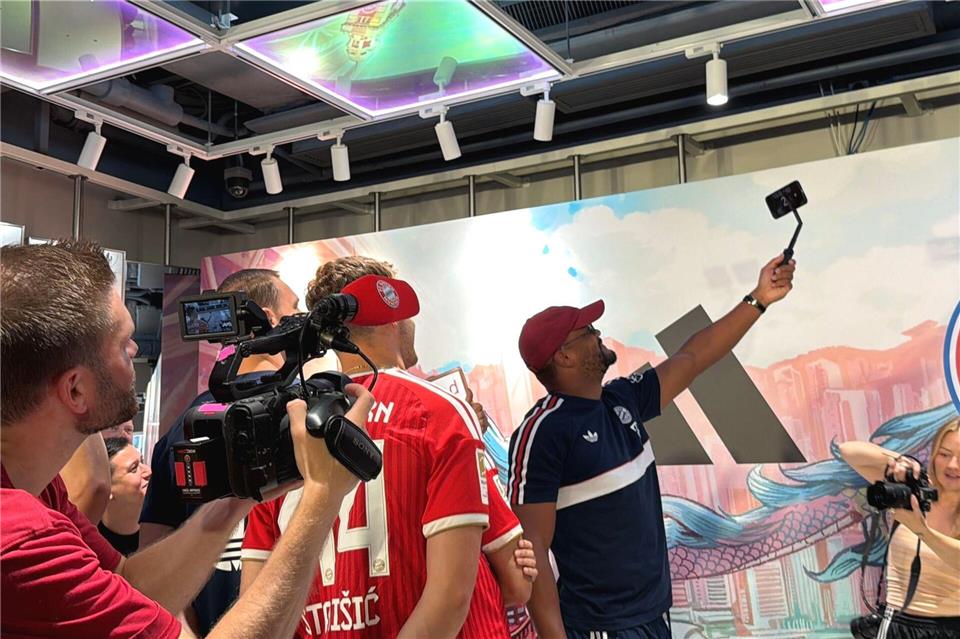 Bayern-Coach Kompany macht ein Selfie von sich und seinen Spielern.Christian Kunz/dpa