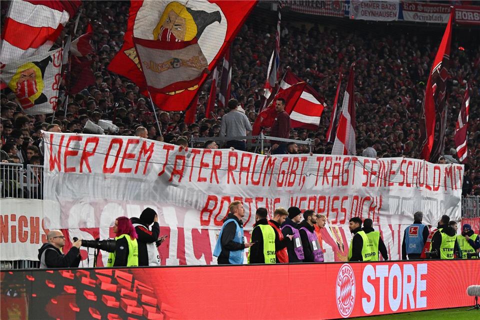 Wegen Fan-Protesten: Boateng-Hospitanz bei Bayern geplatzt  Bayern-Fans entrollten beim Duell gegen Dortmund ein Transparent gegen Ex-Profi Jérôme Boateng.Sven Hoppe/dpa