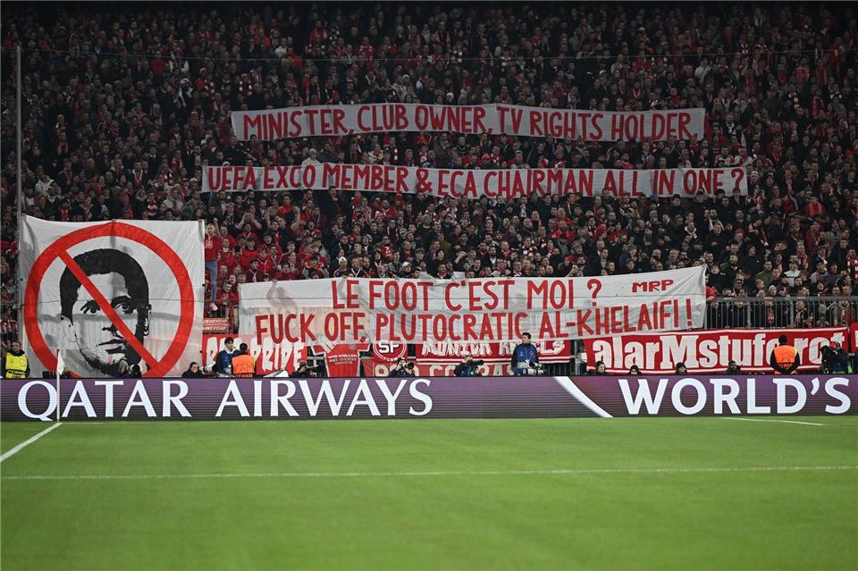 Bayern-Fans zeigen Schmäh-Plakate gegen den Präsident von Paris Saint-Germain, Nasser Al-Khelifi.Tom Weller/dpa