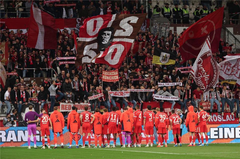 Bayern-Jubel nach dem 5:0 beim FC St. Pauli.Christian Charisius/dpa