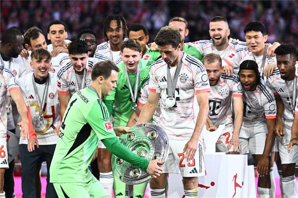 Bayern-Kapitän Manuel Neuer (vl) wird nach dem Spiel gegen den 1. FC Köln wie 2025 wieder die Meisterschale überrreicht bekommen. (Archivbild)Tom Weller/dpa