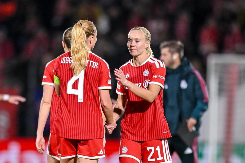 Bayern-Kapitänin Viggosdottir und Stürmerin Harder nach dem 2:2 gegen Real.Harry Langer/dpa