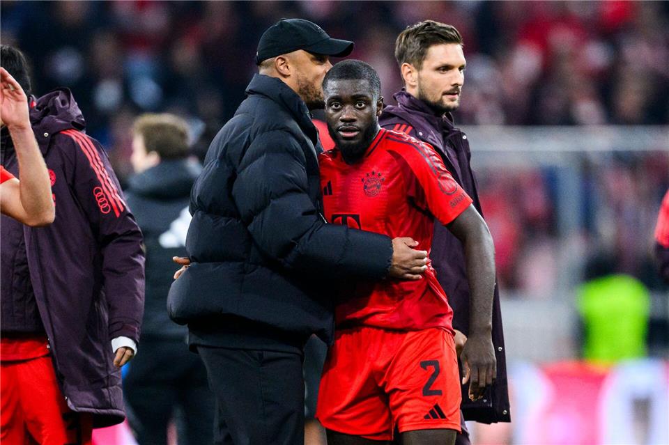 Bayern Münchens Dayot Upamecano (r) ist dankbar für die Tipps von Trainer Vincent Kompany (l). (Archivbild)Tom Weller/dpa