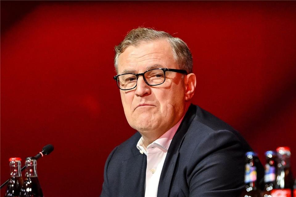 Bayern Münchens Vorstandsvorsitzender Jan-Christian Dreesen hofft auf ein Einlenken des DFB im Zoff um die Frauen-Bundesliga. (Archivbild)Harry Langer/dpa