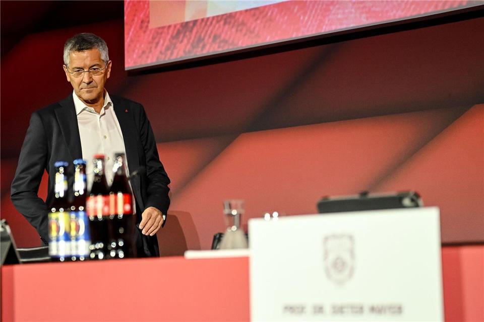 Bayern-Präsident Hainer wünscht sich Maßnahmen zur Deckelung von Spieler-Gehältern. (Archivbild)Harry Langer/dpa