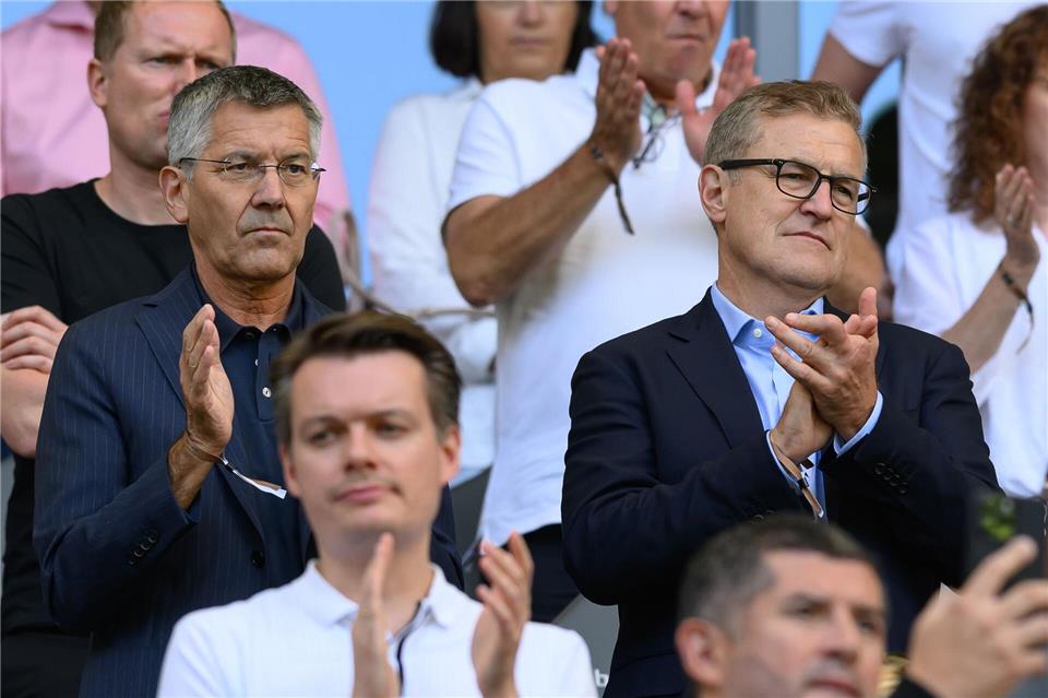 Bayern-Präsident Herbert Hainer (l) und Vorstandschef Jan-Christian Dreesen erklären die Transferstrategie. (Archivbild)Swen Pförtner/dpa