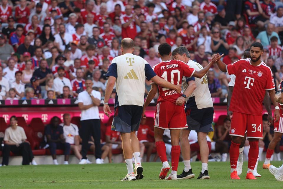 Bayern-Profi Jamal Musiala klatscht nach seiner Auswechslung im Test gegen Leipzig mit Neuzugang Ismael Saibari ab.Karl-Josef Hildenbrand/dpa