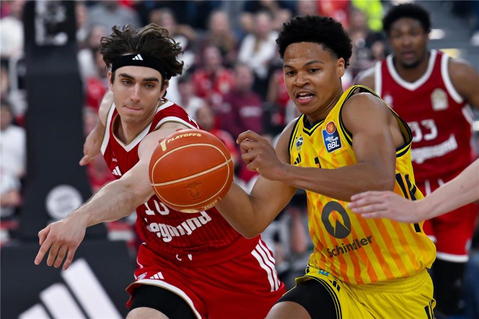Bayern-Profi Jessup (links) und Berlins Kayil kämpfen um den Ball.Sven Hoppe/dpa