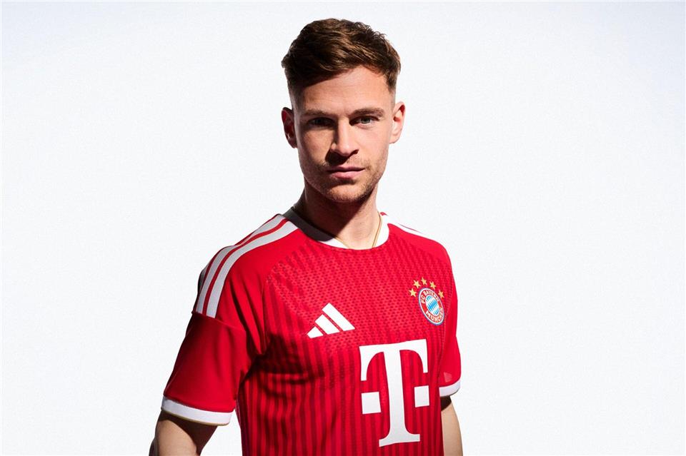Bayern-Profi Joshua Kimmich zeigt das neue Bayern-Trikot für die kommende Saison.FC Bayern München AG/dpa