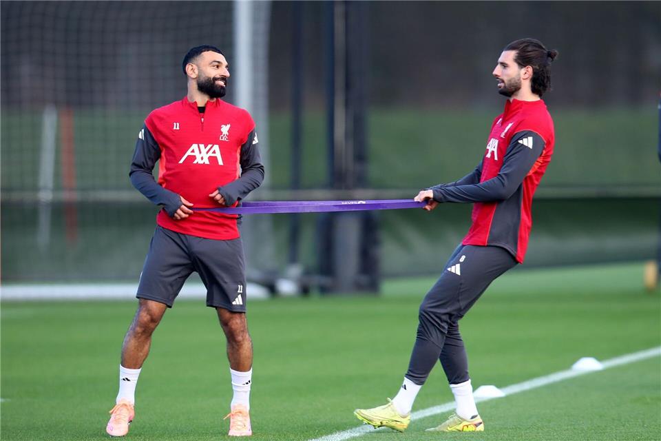 Bayern-Sportvorstand Max Eberl hat Spekulationen über eine mögliche Verpflichtung von Stürmerstar Mohamed Salah (l) vom FC Liverpool zurückgewiesen.Tim Markland/PA Wire/dpa