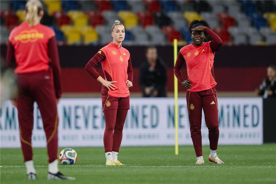 Wück warnt nach Oberdorf-Verletzung vor Spekulationen Bayern-Star Giulia Gwinn (M) ist zurück beim DFB, während ihre Vereinskollegin Lena Oberdorf erneut monatelang ausfallen wird.Marius Becker/dpa