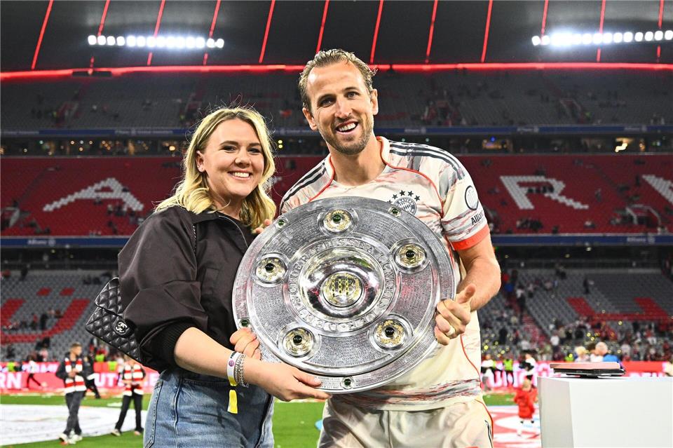 Bayern-Star Harry Kane jubelte mit seiner Frau Katie 2025 über seine erste deutsche Meisterschaft.Tom Weller/dpa