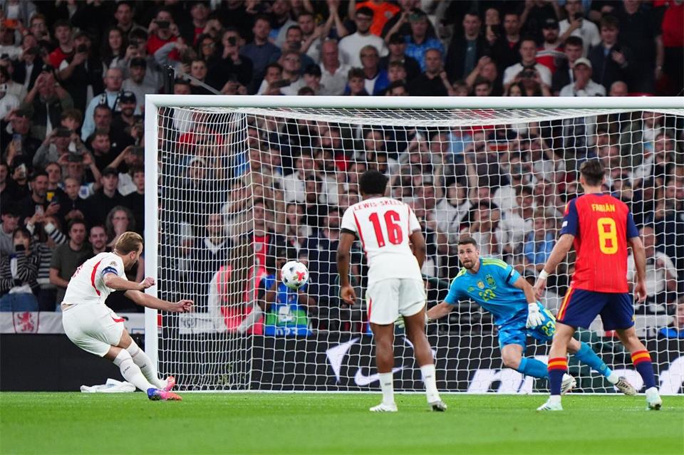 Bayern-Star Harry Kane (l.) traf mit einem Foulelfmeter nur die Latte.Bradley Collyer/PA Wire/dpa