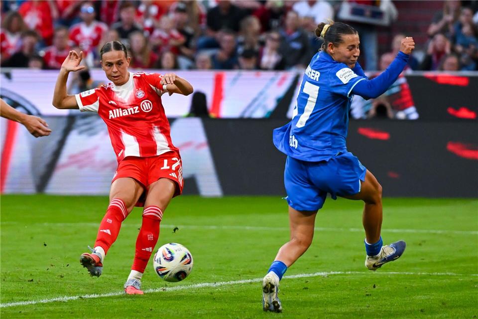 „Neuer Meilenstein“: FC Bayern siegt vor Rekordkulisse Bayern-Star Klara Bühl traf in dieser Szene zum Endstand.Sven Hoppe/dpa