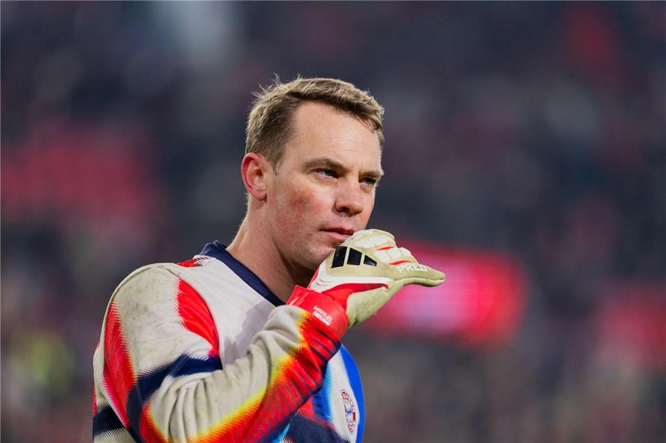 Bayern-Starkeeper Manuel Neuer würde gerne das Zeitspiel im Fußball einschränken. (Archivbild) Rolf Vennenbernd/dpa