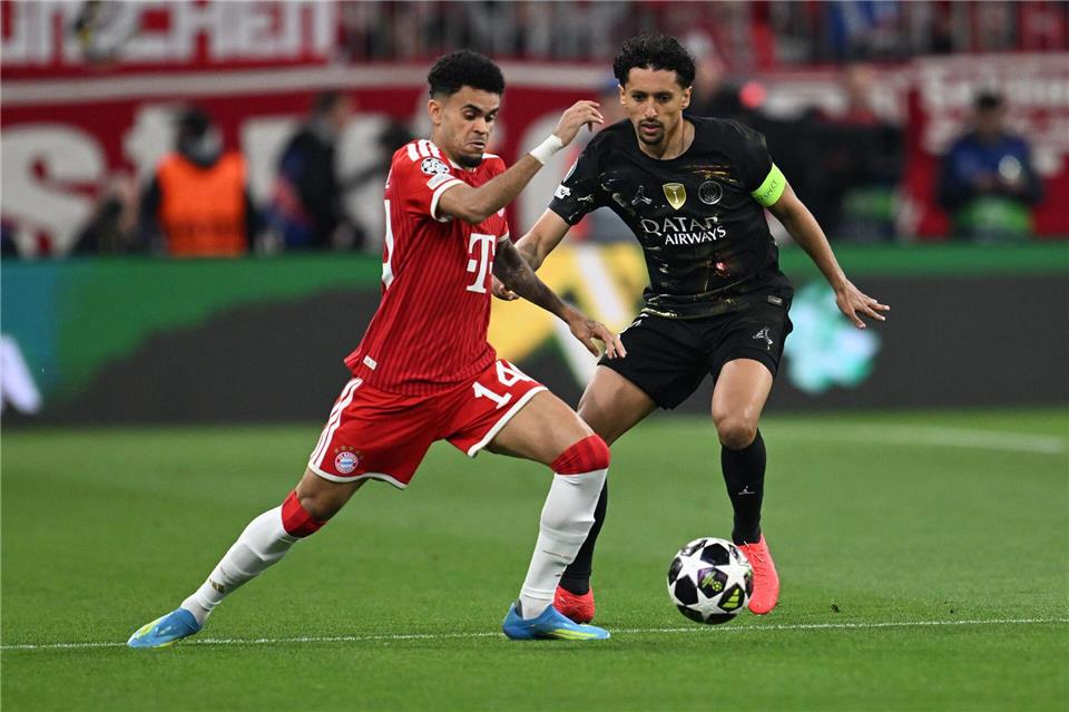 Bayern-Stürmer Diáz und PSG-Kapitän Marquinhos kämpfen um den Ball.Sven Hoppe/dpa