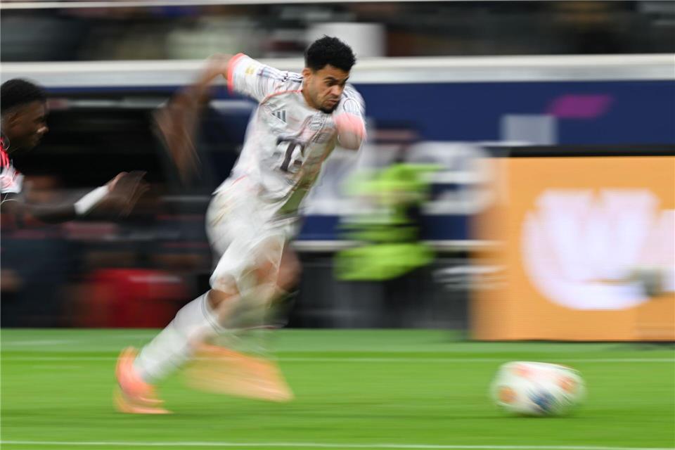 Wegen Díaz: Bayern-Boss macht launige Unschlagbar-Ansage Bayern-Stürmer Luiz Díaz war der Matchwinner beim 3:0 in Frankfurt.Arne Dedert/dpa