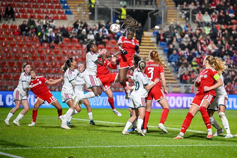 Bayern-Stürmerin Edna Imade köpft das zwischenzeitliche 1:2.Harry Langer/dpa