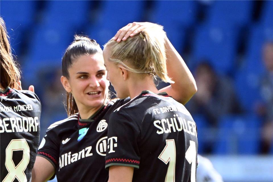 Damnjanovic und Gilles fallen bei Bayern-Frauen aus Bayern-Stürmerin Jovana Damnjanovic (li.) ist an der Wade verletzt (Archivbild)Uli Deck/dpa