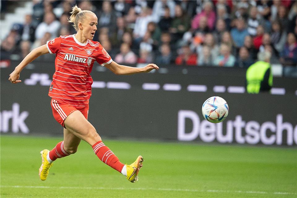 Bayern-Stürmerin Lea Schüller wird zum Saisonstart vor einer Rekordkulisse spielen.Sebastian Gollnow/dpa