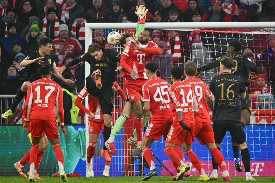 Bayern-Torhüter Jonas Urbig sah beim 1:1 unglücklich aus.Peter Kneffel/dpa