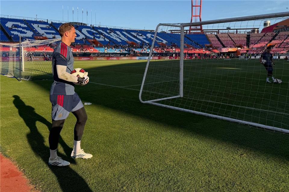 Bayern-Torhüter Manuel Neuer wurde beim Training bejubelt.Christian Kunz/dpa