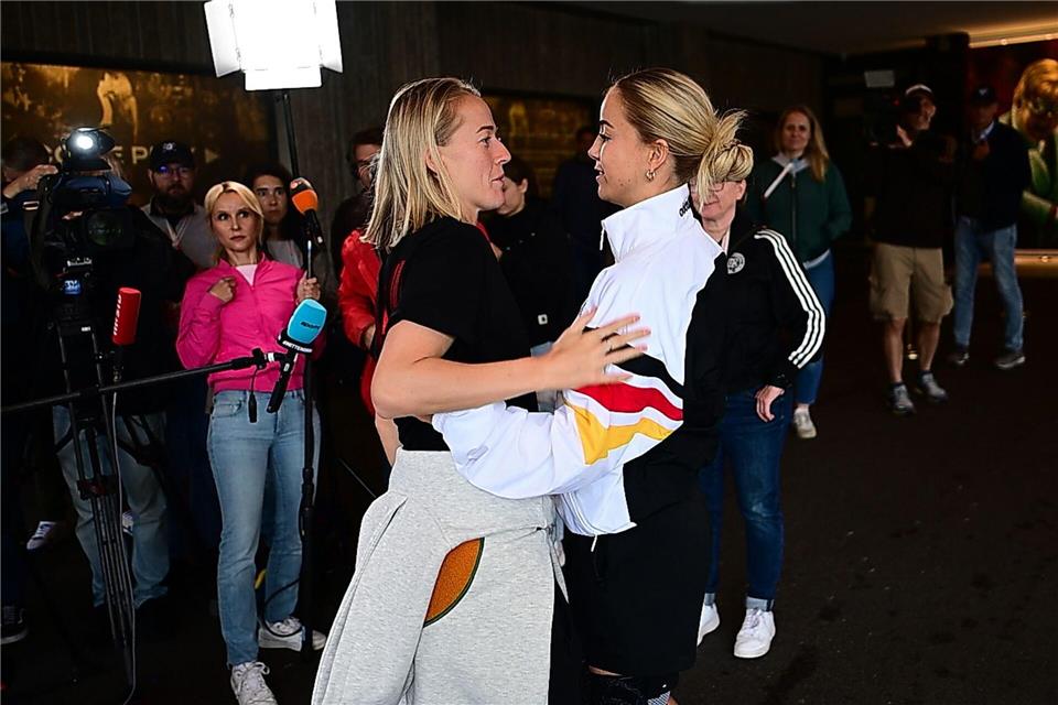 Bayern-Torjägerin Lea Schüller (li.) fehlt Bundestrainer Christian Wück gegen Spanien. (Archivbild)Sebastian Christoph Gollnow/dpa