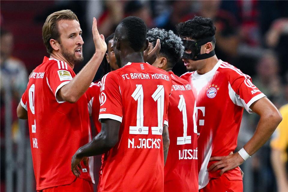 Bayern-Torjubel mit Doppelpacker Harry Kane (l) und Neuzugang Nicolas Jackson (Nr. 11).Sven Hoppe/dpa