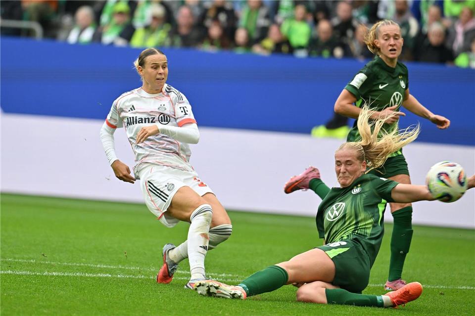 Bayern-Torschützin Klara Bühl (l).Swen Pförtner/dpa